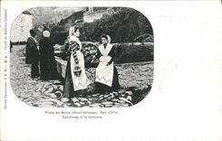 CPA Folklore Prats de Mollo Haut Vallespir Catalanes a la fontaine