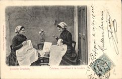 CPA Folklore Pyrenees Orientales Catalanes travaillant a la broderie