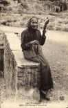 CPA Folklore Pyrenees Une fileuse d'autrefois 
