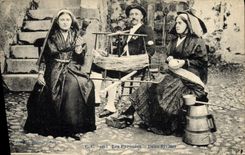 CPA Folklore Pyrenees Deux rivales