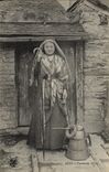 CPA Folklore Porteuse d'eau Pyrenees