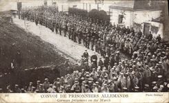 CPA Militaria Convoi de prisonniers allemands 