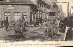 CPA Militaria Prisonniers de guerrre allemands en corvee