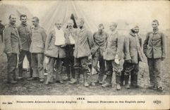 CPA Militaria Prisonniers Allemands au camp anglais 
