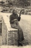 CPA Folklore Pyrenees Une fileuse d'autrefois 