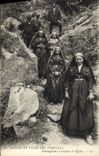 CPA Folklore Pyrenees Montagnards se rendant a l'eglise 