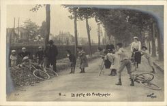 VINTAGE POSTCARD Fantaisie Child Bicycle Cycles the shovel of the professor