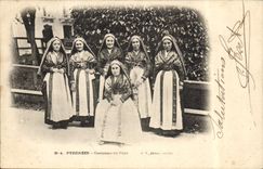 CPA Pyrenees Costumes du pays Folklore