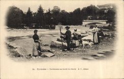 CPA Pyrenees Laveuses au bord du Gave Folklore