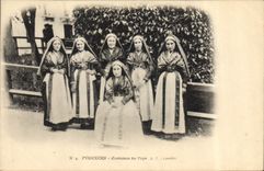 CPA Pyrenees Costumes du pays Folklore 