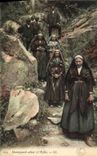 CPA Folklore Pyrenees Montagnards allant a l'eglise Femmes