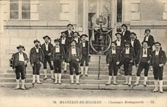 CPA Folklore Pyrenees Bagneres de Bigorre Chanteurs montagnards