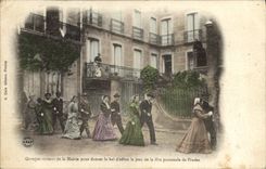 CPA Folklore Groupes sortant de la mairie pour danser le bal d'office le jour de la fete patronale de Prades TOP