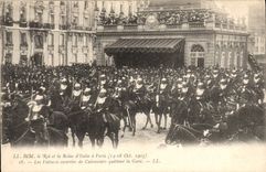 CPA MM le roi et la reine d'Italie 1903 Les voitures escortees de Cuirassiers quittent la gare 