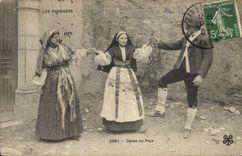 CPA Pyrenees Danse du pays Folklore