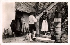 CPA Pyrenees Costumes du Musee Pyreneen du chateau Fort de Lourdes Types de la Vallee d'Ossau