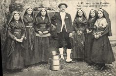 CPA Pyrenees Petit repos apres le Branle Folklore