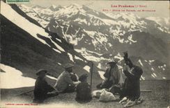 CPA Pyrenees Repas de patres en montagne Chien 