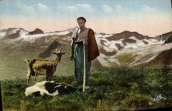 CPA Pyrenees Un patre sur les hauteurs dominant la chaine centrale des Pyrenees Chevre Goat 