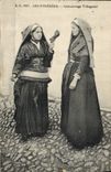 CPA Pyrenees Femmes Commerage Villageois Folklore