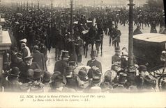 CPA Les souverains d'Italie a Paris Le roi et la reine d'Italie La Reine visite le Musee du Louvre