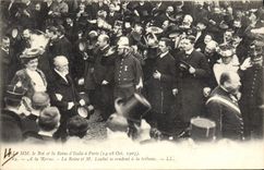 CPA Les souverains d'Italie a Paris A la revue La reine et M Loubet se rendent a la tribune