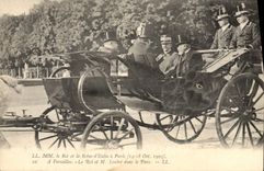 CPA Les souverains d'Italie a Paris A Versailles Le roi et M Loubet dans le parc