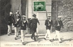 CPA L'enseigne Ullmo sortant de la prison maritime se rend a la parade d'execution