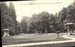 VINTAGE POSTCARD Palate of Fontainebleau the Shooting to the arc of the Emperor