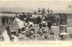CPA MM le Roi d'Italie et la reine a Paris 1903 a la revue Le general Andre Ministre de la guerre vient saluer