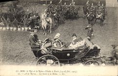 CPA Le roi et la reine d'Italie a Paris A la revue Le salut a la reine