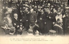 CPA Le roi et la reine d'Italie a Paris A la revue La reine et M Loubet se rendent a la tribune