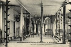 CPA Maison d'education de la legion d'honneur a Saint Denis La salle de gymnastique