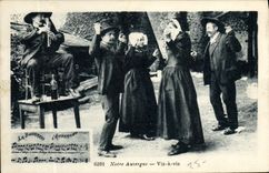 CPA Folklore Auvergne la bourree