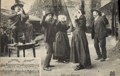 CPA Folklore Auvergne Le vis a vis