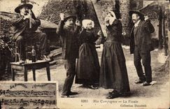 CPA Folklore Auvergne La finale 