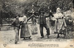 CPA Folklore Auvergne La bourree