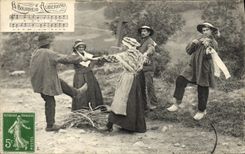 CPA Folklore Auvergne La bourree