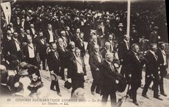 CPA Congres Eucharistique Lourdes 1914 La procession Les deputes