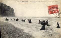 VINTAGE POSTCARD Treport Bathers in vaguenesses one day of heavy weather Woman Bathing suit