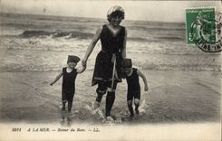 VINTAGE POSTCARD Fantasy Woman Bathing suit With the sea Return of the bath