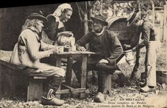 CPA Folklore Bretagne Deux comperes au Pardon Costumes anciens de Baud et de Melgnen 