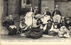 CPA Folklore Atelier de Broderie en plein air a Pont L'Abbe Bretagne 