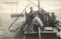 Pecadores bretones del sardiniere de la industria del folklore de la POSTAL de la VENDIMIA que levantan sus redes