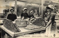 Engrase del sardiniere de la industria de Bretaña del folklore de la POSTAL de la VENDIMIA