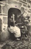 CPA Folklore Bretagne Femme de Guemene sur Scorff Morbihan Fileuse