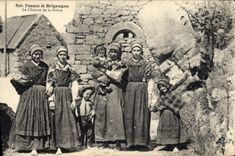 VINTAGE POSTCARD Folklore Women of Brignogan the way of the Strike