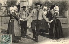 CPA Folklore Plougastel Les danses 