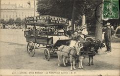 CPA Chevre Lyon Place Bellecour La voiture aux chevres Petrole Hahn Phryline Cheveux Coiffeur TOP