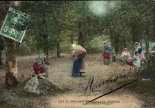 CPA Folklore Les glaneuses de feuilles mortes 
